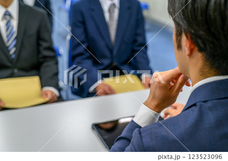 複数人のビジネスのイメージカット 123523096