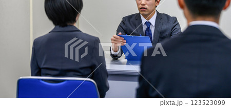 複数人のビジネスのイメージカット 複数人のビジネスのイメージカット 123523099