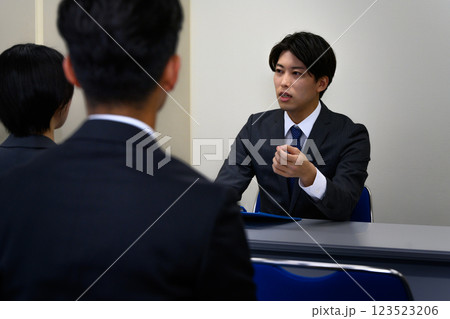 複数人のビジネスのイメージカット 複数人のビジネスのイメージカット 123523206