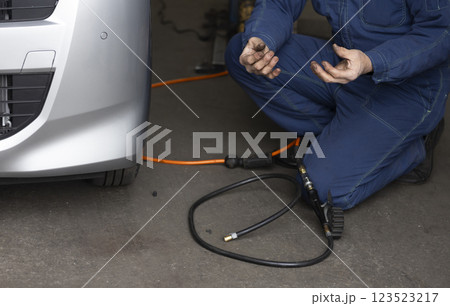 自動車の整備をする男性 自動車の整備をする男性 123523217