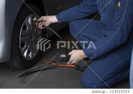 自動車の整備をする男性 123523225