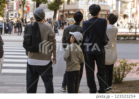 信号待ちをする男性や親子の後ろ姿 信号待ちをする男性や親子の後ろ姿 123523254