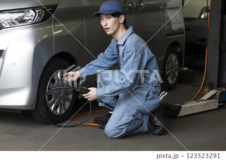 自動車の整備をする男性 123523291