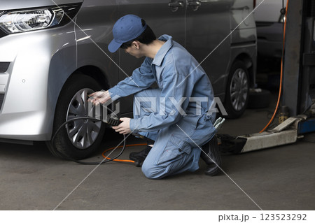 自動車の整備をする男性 自動車の整備をする男性 123523292