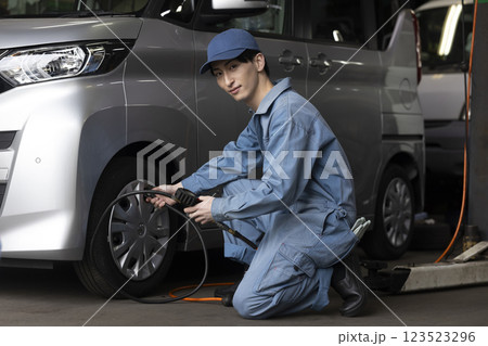 自動車の整備をする男性 自動車の整備をする男性 123523296