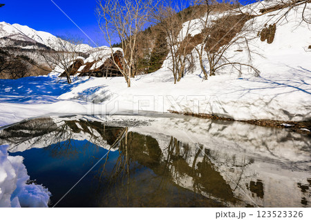 冬の池から見る白山連峰 123523326