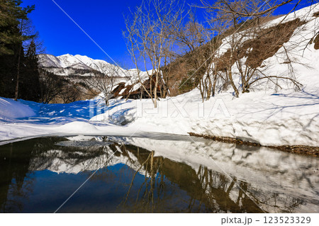 雪景色のリフレクション 123523329