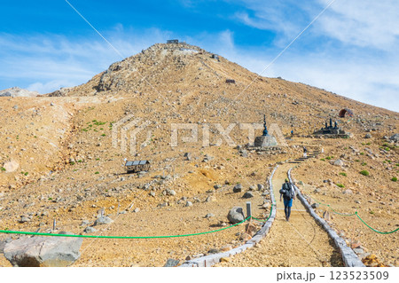 夏の御嶽山登山：王滝頂上～剣ヶ峰（八丁ダルミ） 123523509