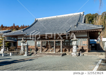 青空を背にいた摩尼山吉祥院本堂【茨城県石岡市 123523624