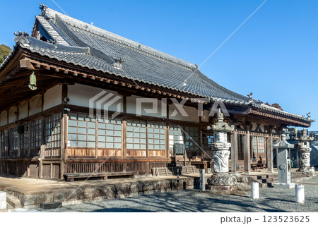 青空を背にいた摩尼山吉祥院本堂【茨城県石岡市 青空を背にいた摩尼山吉祥院本堂【茨城県石岡市 123523625