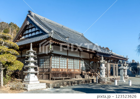 青空を背にいた摩尼山吉祥院本堂【茨城県石岡市 123523626