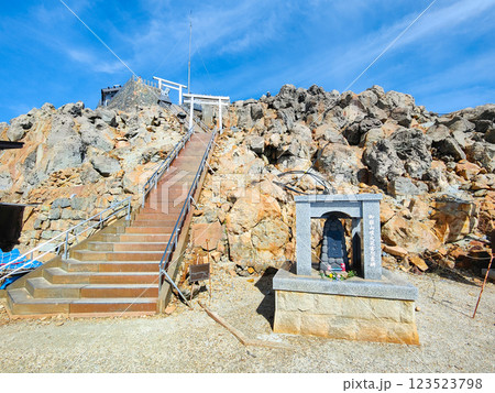 夏の御嶽山登山:剣ヶ峰直下 夏の御嶽山登山:剣ヶ峰直下 123523798