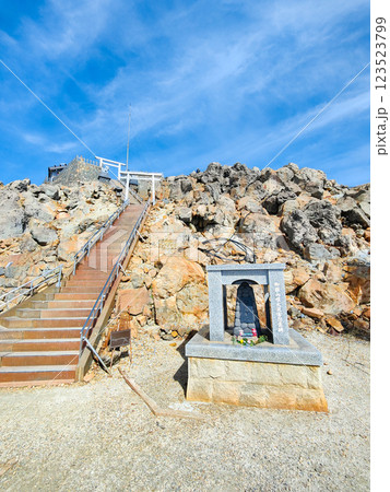 夏の御嶽山登山：剣ヶ峰直下 123523799