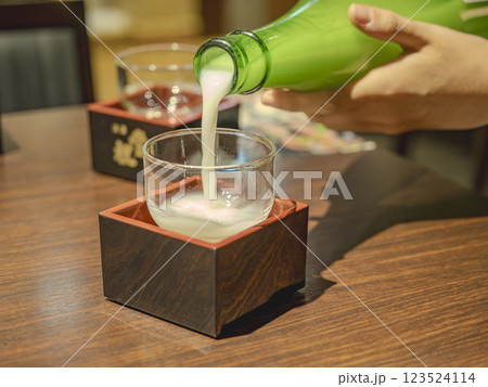 濁り酒を注ぐ 濁り酒を注ぐ 123524114