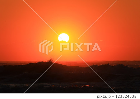 オレンジ色に染まる日の出 オレンジ色に染まる日の出 123524338