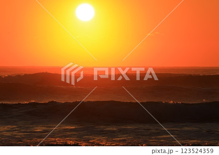 オレンジ色に染まる日の出 オレンジ色に染まる日の出 123524359