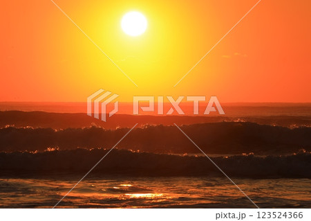 オレンジ色に染まる日の出 オレンジ色に染まる日の出 123524366