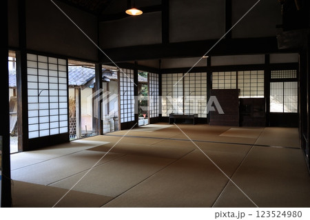 板橋区立郷土資料館の旧田中家住宅の風景 123524980