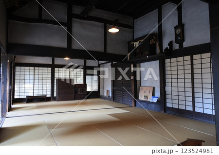 板橋区立郷土資料館の旧田中家住宅の風景 123524981