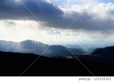 山に差し込む光 阿蘇の風景 山に差し込む光 阿蘇の風景 123525101