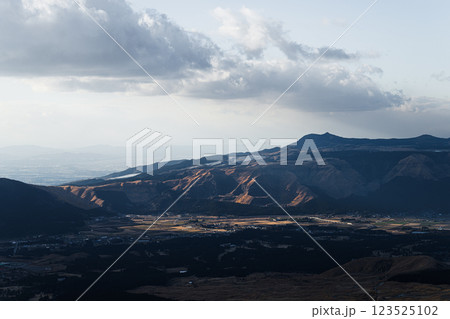 山に差し込む光 阿蘇の風景 山に差し込む光 阿蘇の風景 123525102
