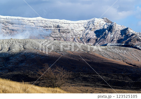 噴煙を上げる阿蘇山 冬の阿蘇の風景 噴煙を上げる阿蘇山 冬の阿蘇の風景 123525105