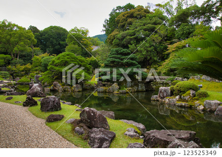 お池のある醍醐寺のお庭 京都 お池のある醍醐寺のお庭 京都 123525349