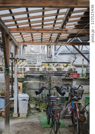 住宅 ガレージ 庭 屋根付きの駐輪場 住宅 ガレージ 庭 屋根付きの駐輪場 123525436