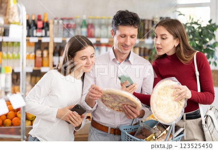 Family of buyers scans QR code on various of pizza packaging 123525450