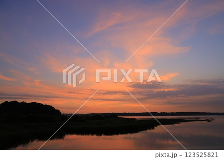 美しい朝焼け空 美しい朝焼け空 123525821