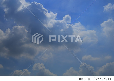 雲のある青空 123526044