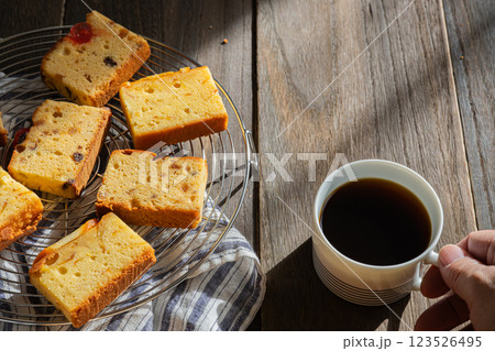 カットしたパウンドケーキとコーヒー 123526495
