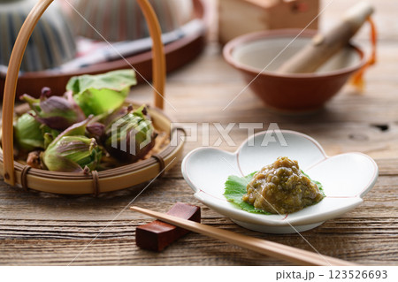 早春の食材 ふき味噌 ( ふきのとう味噌 ) 早春の食材 ふき味噌 ( ふきのとう味噌 ) 123526693