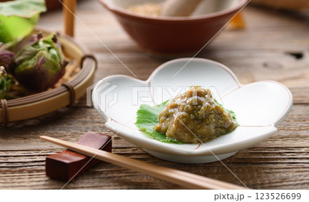 早春の食材 ふき味噌 ( ふきのとう味噌 ) 早春の食材 ふき味噌 ( ふきのとう味噌 ) 123526699