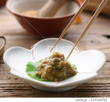 早春の食材 ふき味噌 ( ふきのとう味噌 ) 123526702