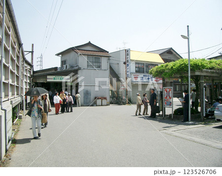 東武野田線の藤の牛島駅 123526706