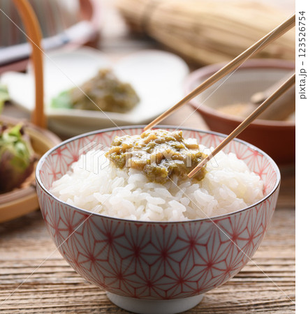 ご飯にのせたふきのとう味噌 123526754