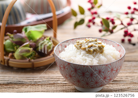ご飯にのせたふきのとう味噌 123526756