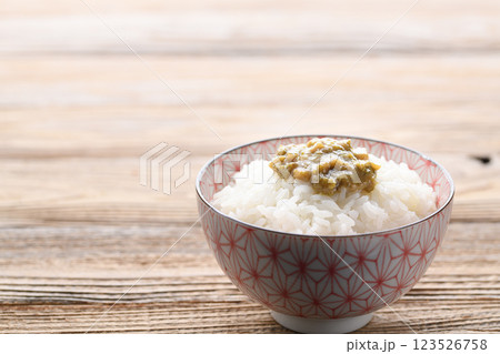 ご飯にのせたふきのとう味噌 123526758