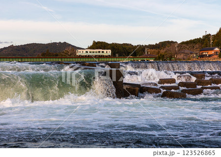 静岡県周智郡森町森　天竜浜名湖鉄道と沿線の風景 123526865