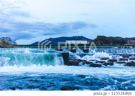 静岡県周智郡森町森　天竜浜名湖鉄道と沿線の風景 123526969
