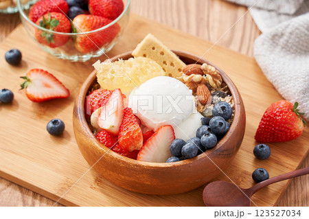 グリークヨーグルトとフルーツの朝食ボウル 123527034