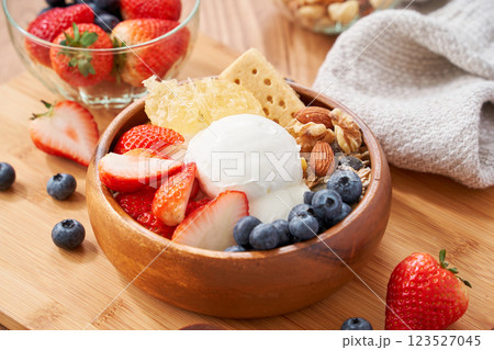 グリークヨーグルトとフルーツの朝食ボウル 123527045