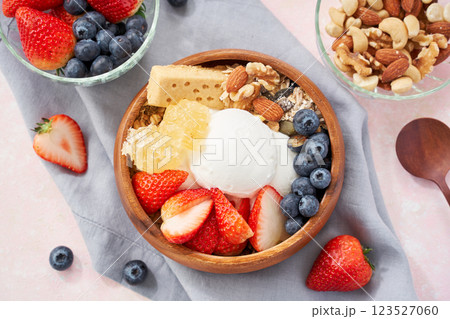 グリークヨーグルトとフルーツの朝食ボウル グリークヨーグルトとフルーツの朝食ボウル 123527060