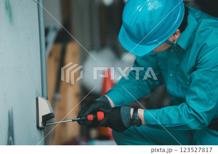 電気工事士　屋外用防水コンセント　工事 123527817