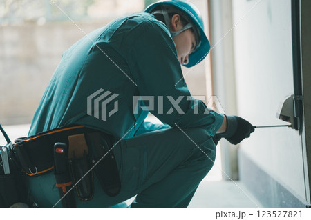 電気工事士と屋外コンセント 123527821