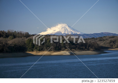 青空の冬の狭山湖堰堤から見る湖面と富士山 青空の冬の狭山湖堰堤から見る湖面と富士山 123527859