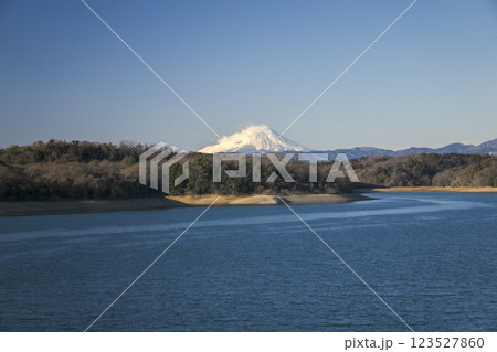 青空の冬の狭山湖堰堤から見る湖面と富士山 青空の冬の狭山湖堰堤から見る湖面と富士山 123527860
