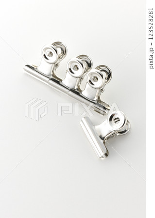 目玉クリップを白背景で撮影 目玉クリップを白背景で撮影 123528281