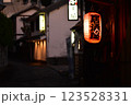 夜の赤い提灯 123528331